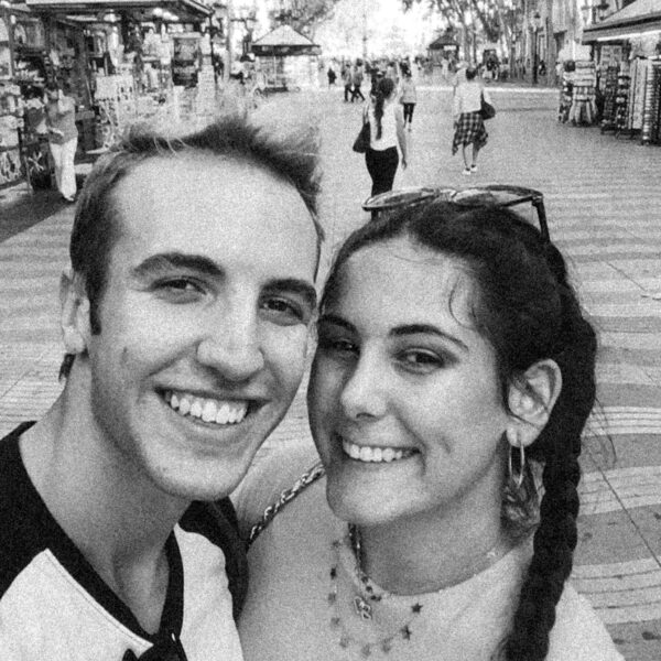 due ragazzi sorridenti sulla rambla di barcellona