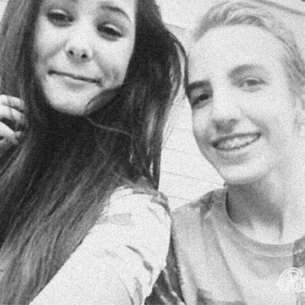 due adolescenti che si scattano un selfie